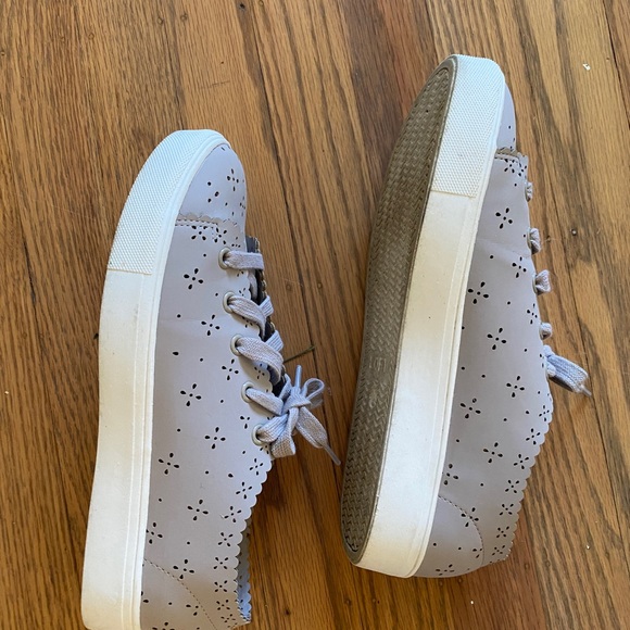 LOFT mauve leather-like sneakers with scalloped edge and cute cutouts. - Picture 5 of 8